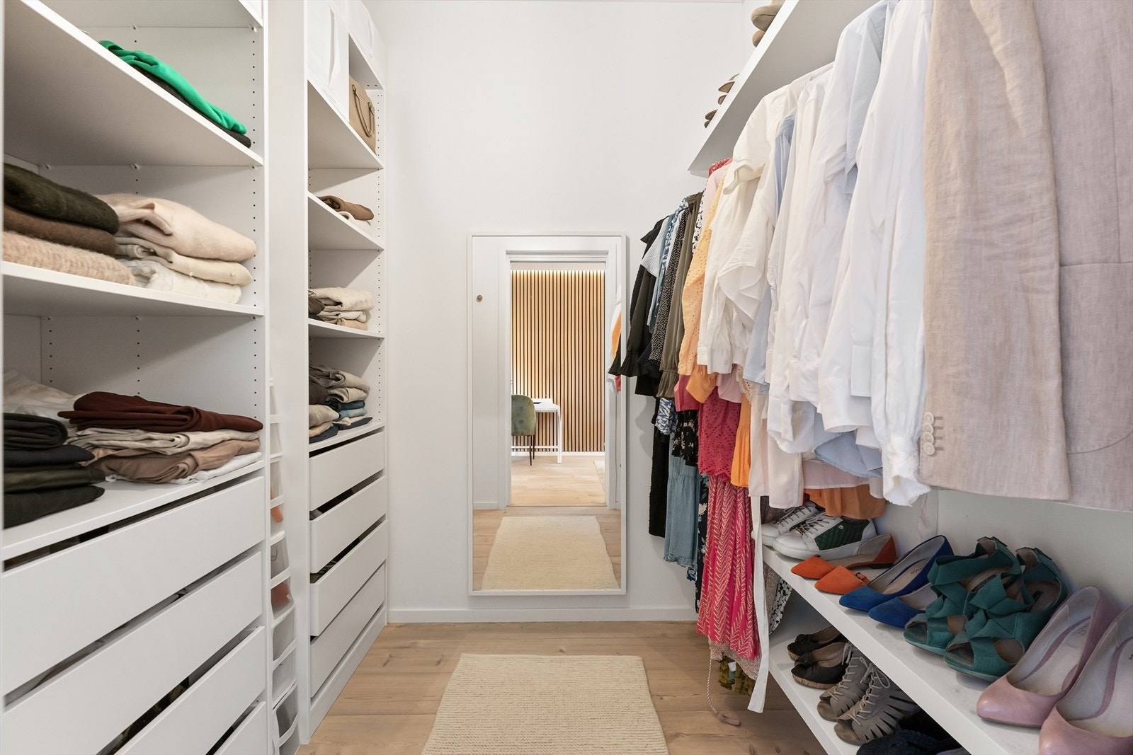 Walk-in garderobe. Galleribilde