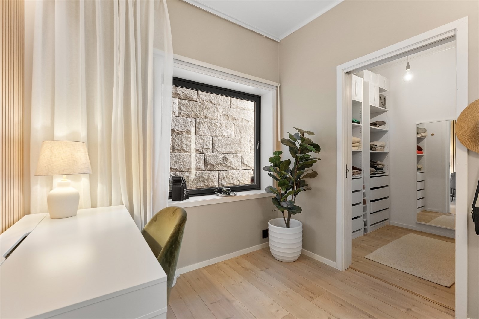 Walk-in garderobe. Galleribilde