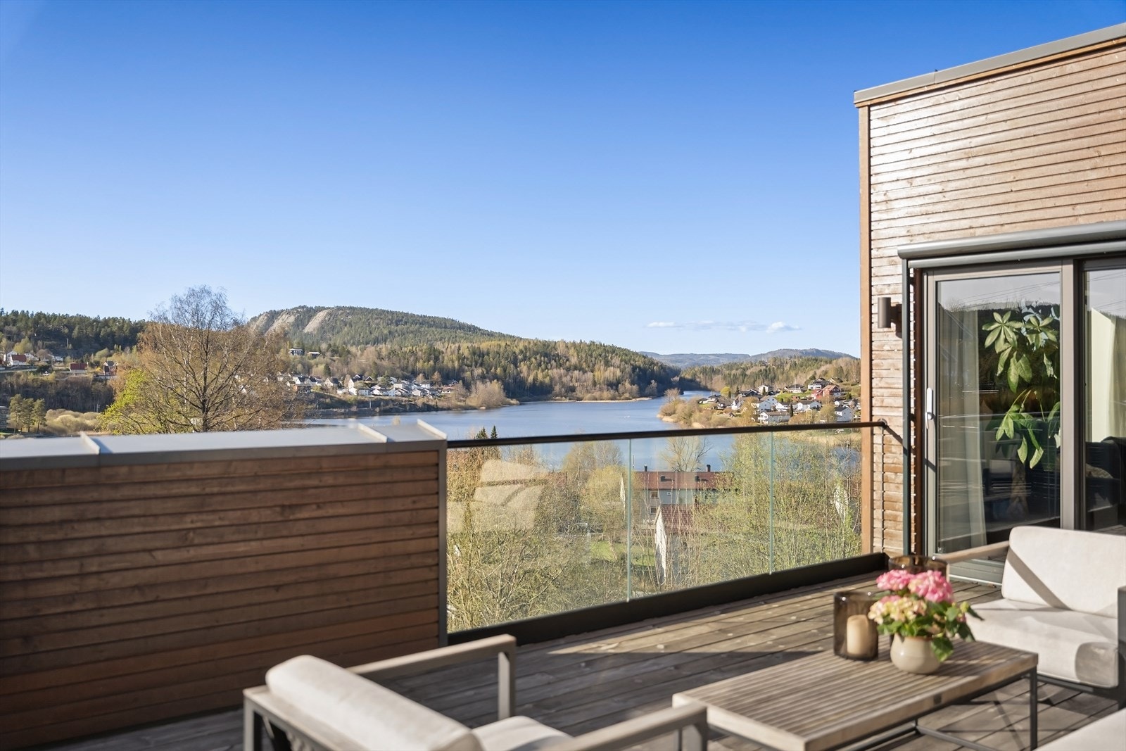Vestvendt veranda med adkomst fra gang og soverom/TV-stue i 1. etasje. Galleribilde