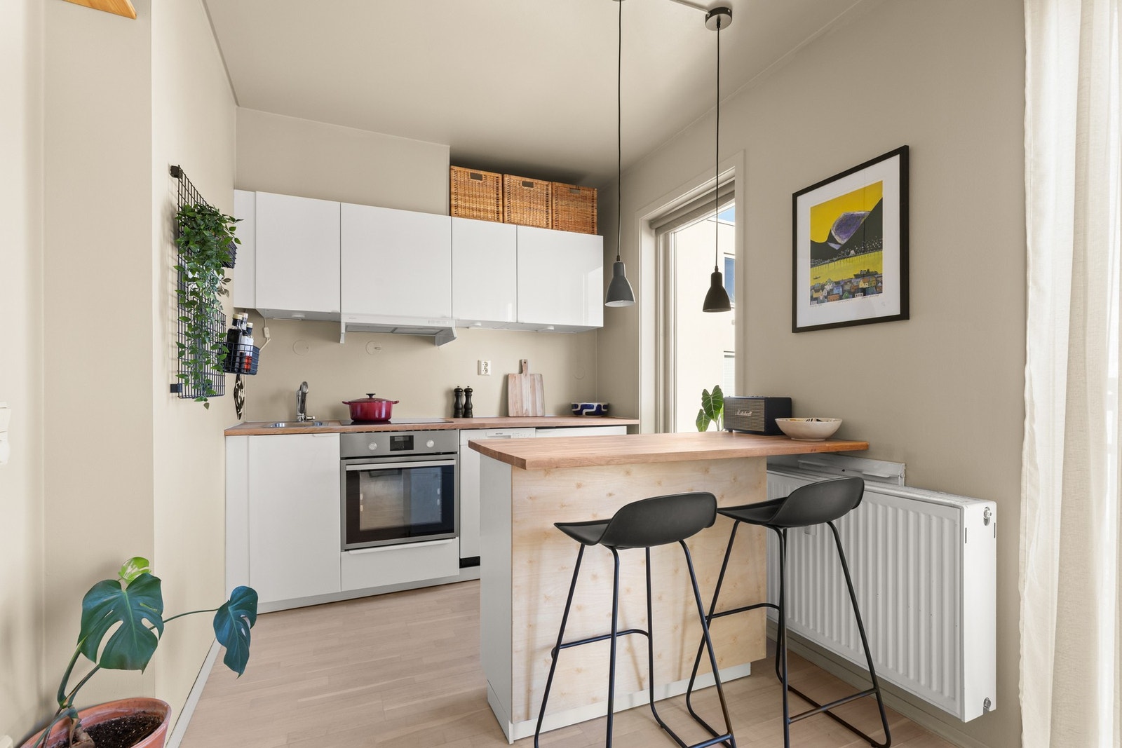 IKEA kjøkkeninnredning fra 2016, med glatte skapfronter i hvit høyglans. Ny kjøkkenøy i 2019. Benkeplater fra 2019 i heltre eik. Galleribilde
