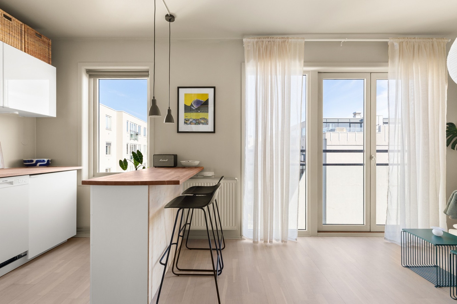 Opplegg for oppvaskmaskin. Integrert kjøleskap, stekeovn og induksjonstopp. Det er montert lekkasjevarsler. Galleribilde