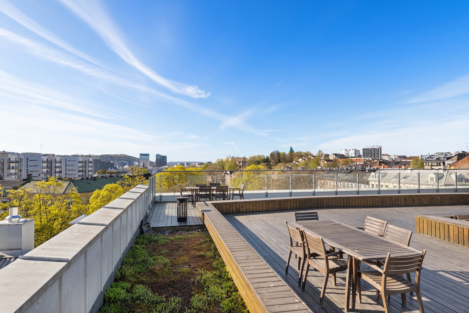 Beboerne har tilgang til en felles takterrasse med flere sittegrupper og flott utsyn. Galleribilde