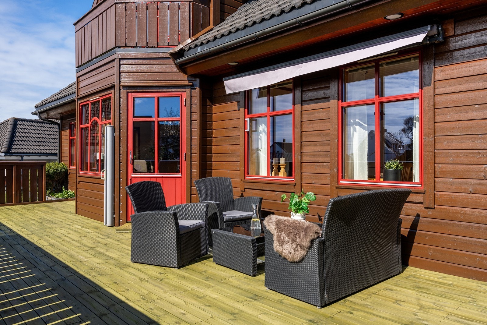 Stor solrik terrasse med direkte adgang fra boligens stue. Perfekt for varme sommerdager. Galleribilde