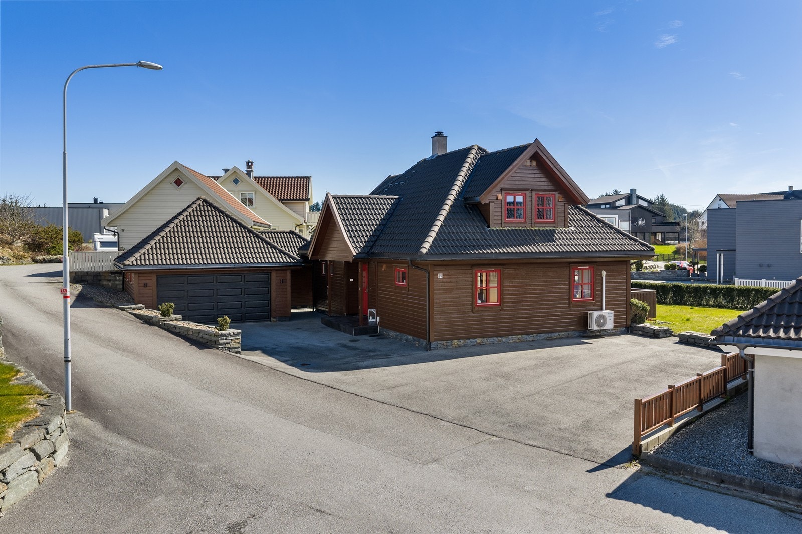 Gode parkeringsmuligheter i gardstunet til boligen. Gårdstunet er pent opparbeidet med asfalt, natursteinsmurer og skifer fasadestein på grunnmur. Galleribilde