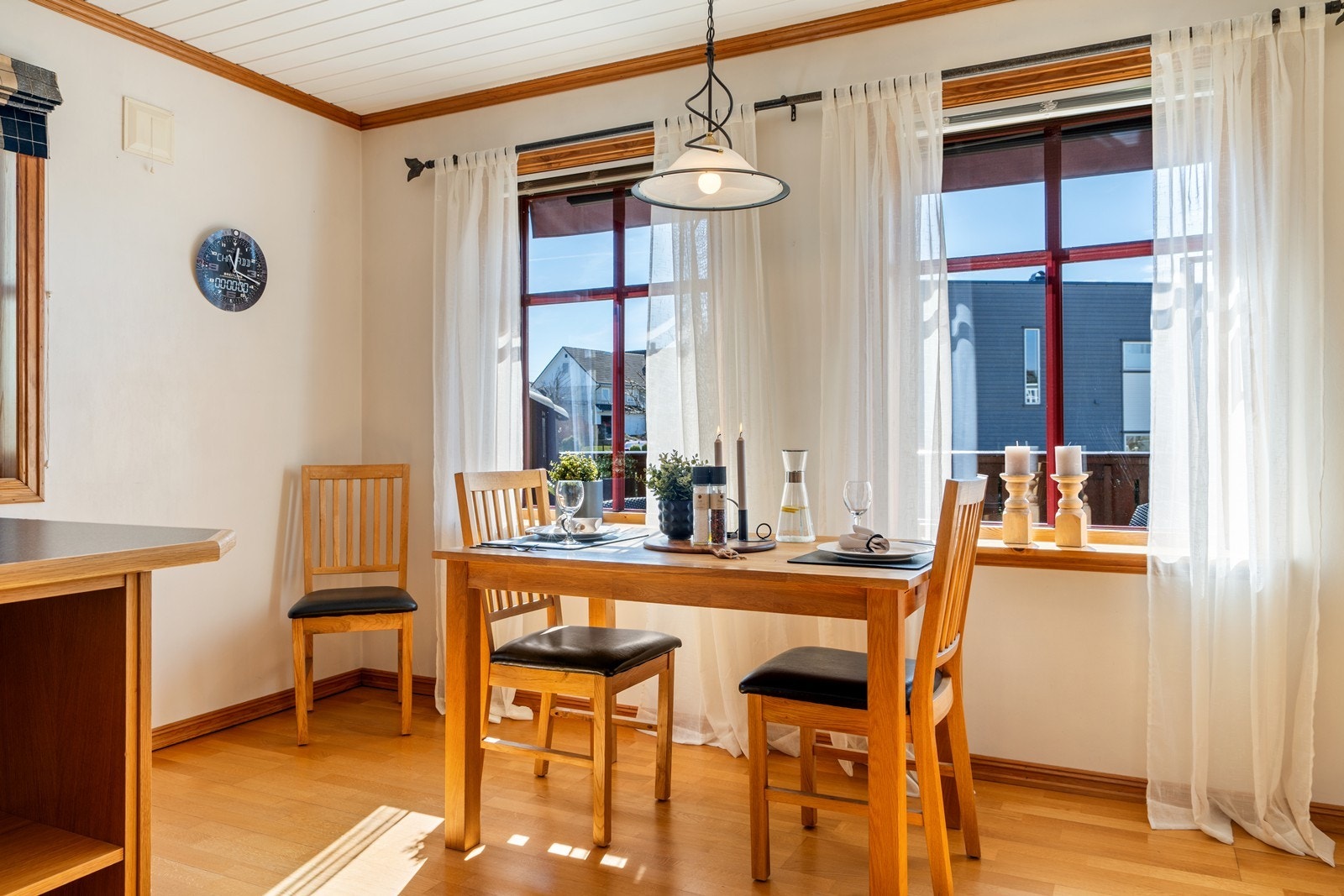 Koselig spiseområde i tilknytning til kjøkkenet. Galleribilde