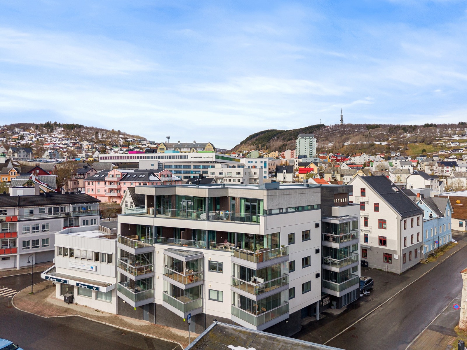 Leiligheten ligger i 2.etasje med innglasset balkong Galleribilde