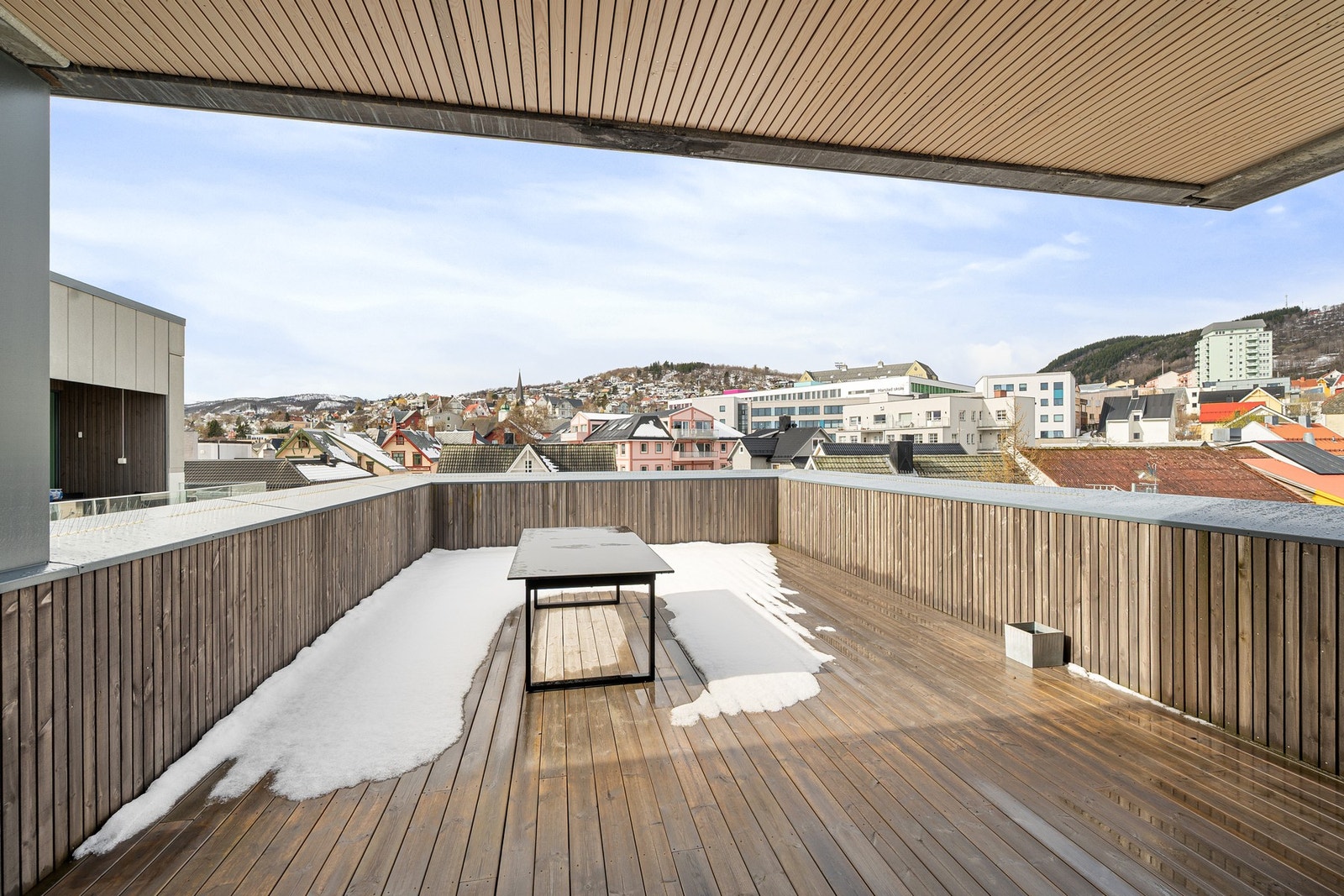 Felles takterrasse - hyggelig supplement til egen balkong med ettermiddags- og kveldssol Galleribilde