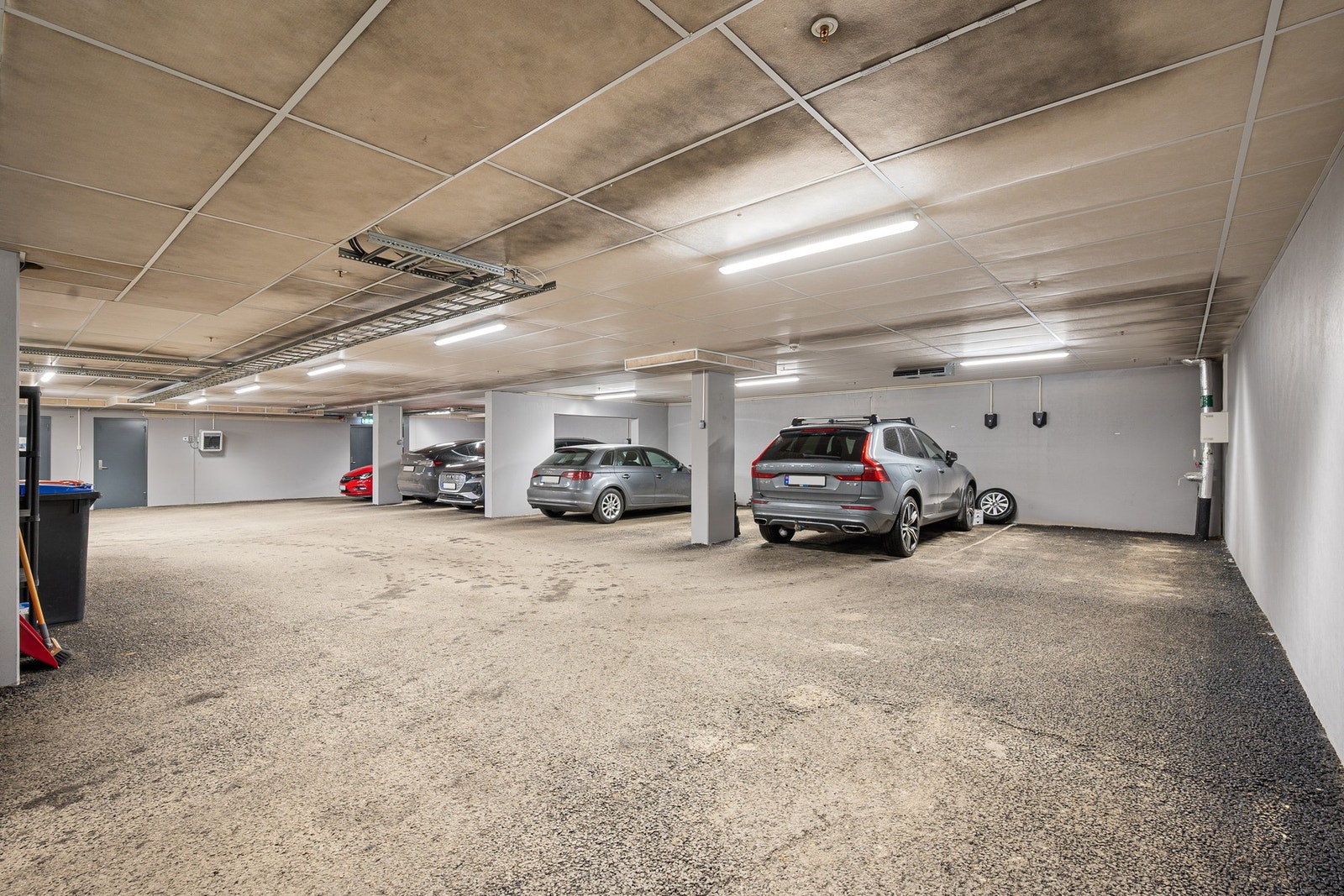 Leiligheten har egen parkeringsplass i garasje Galleribilde