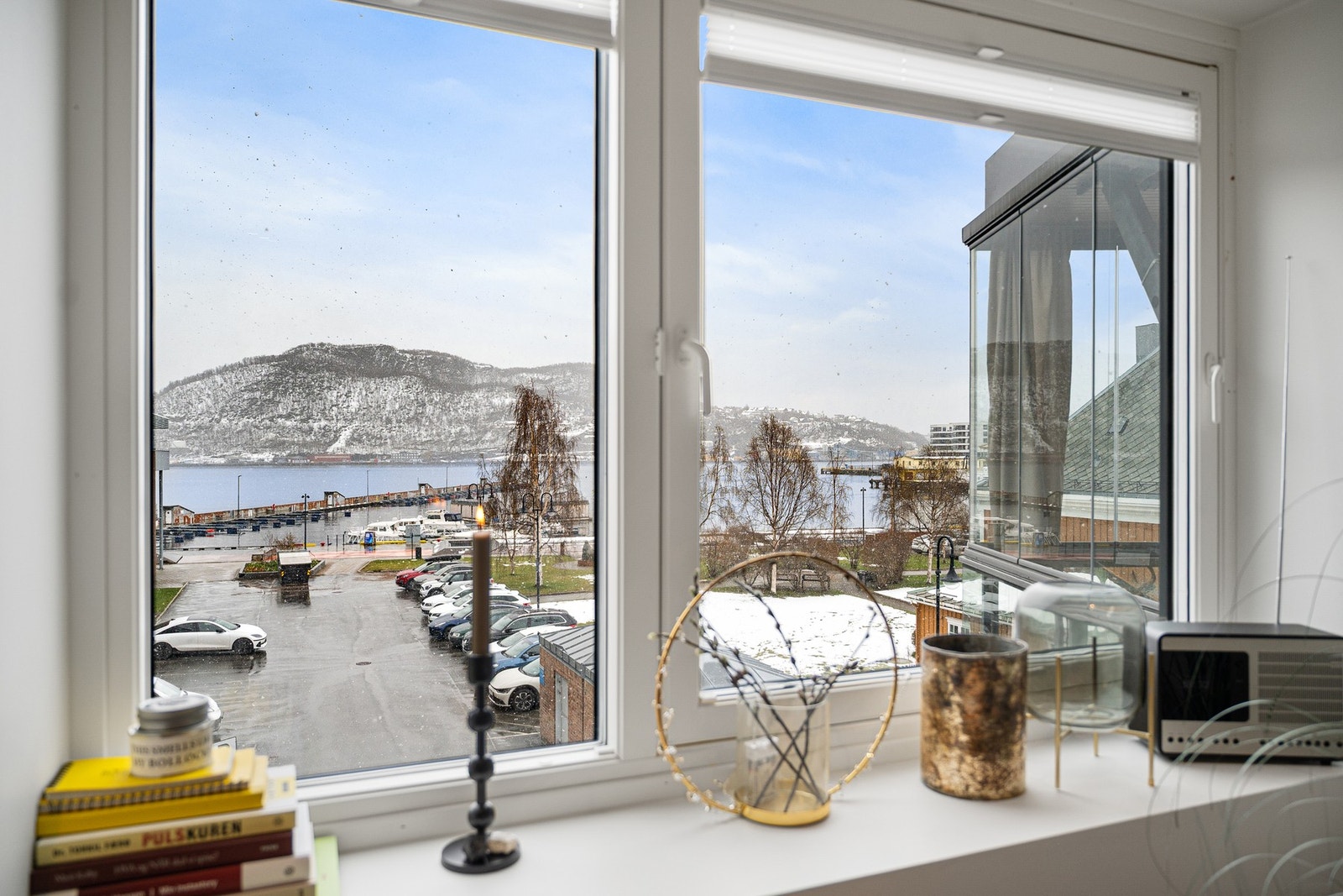 Leiligheten har flott utsikt over nærområdet og havet Galleribilde