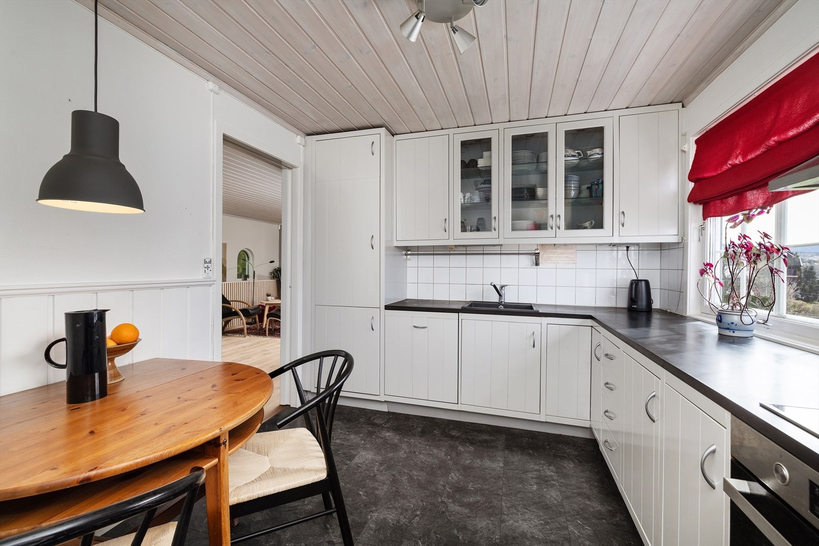 Kjøkkeninnredning med profilerte fronter, laminatbenkeplate og flislagt bakvegg. Galleribilde