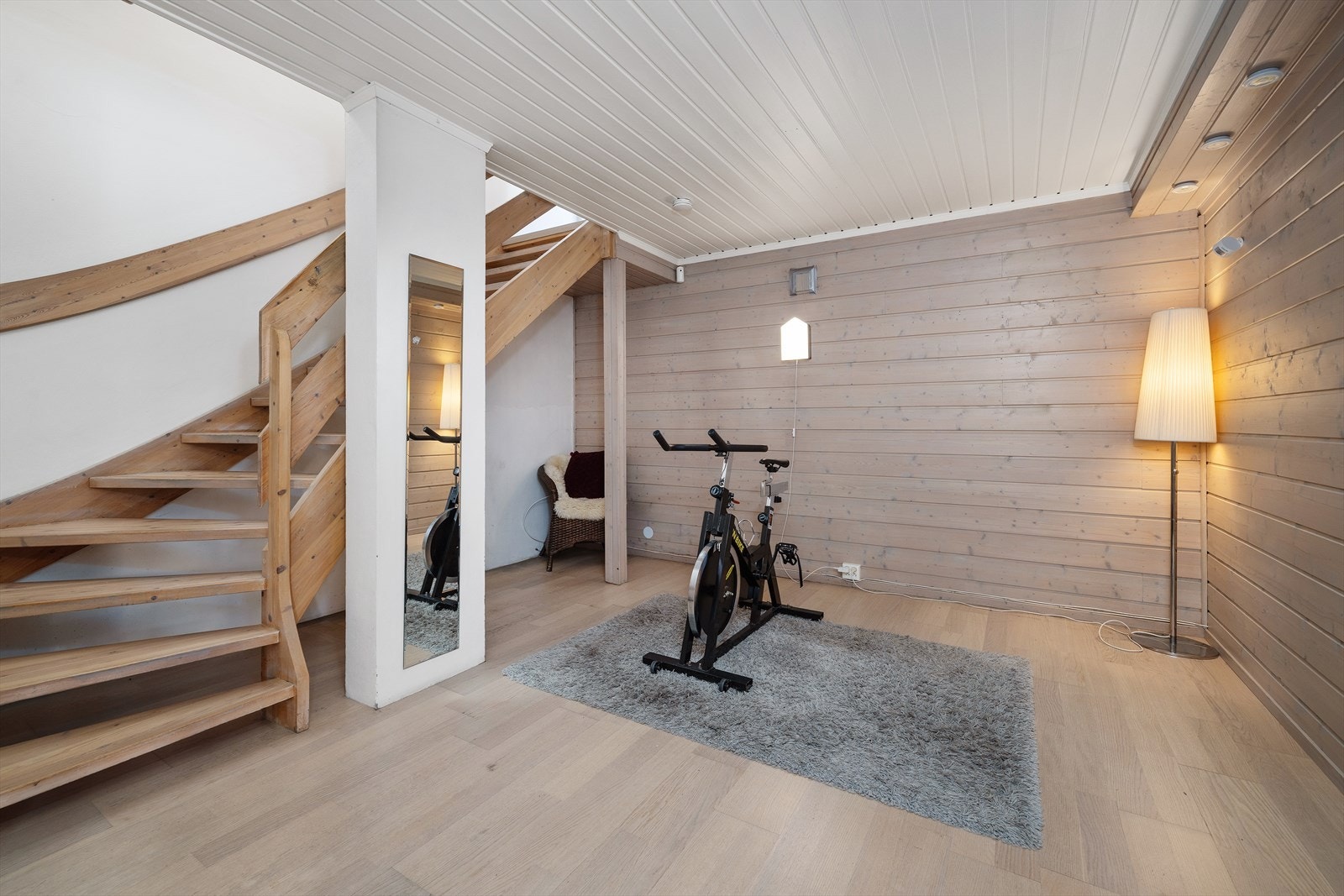 Den innvendige trappen i treverk binder de to planene sammen på en funksjonell måte. Galleribilde