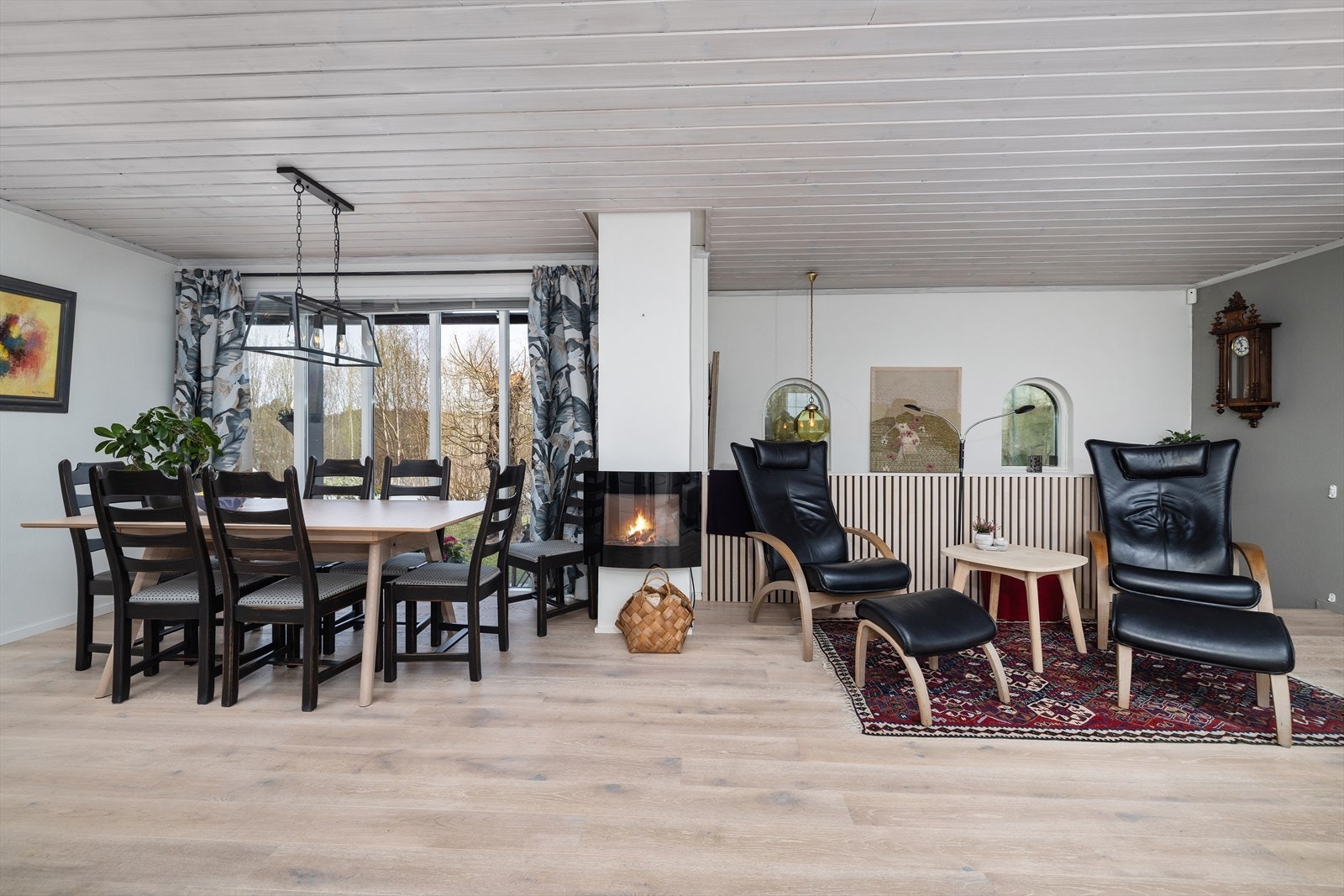 Spiseplassen er en naturlig del av stuen, med plass til et stort spisebord for hyggelige sammenkomster. Galleribilde