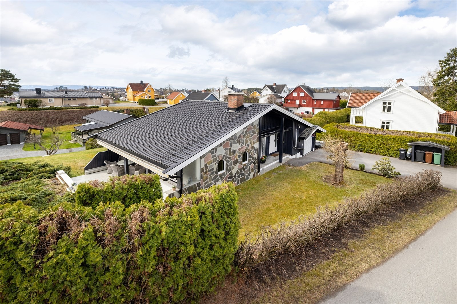 Eiendommen ligger høyt og fritt i et veletablert boligområde Galleribilde