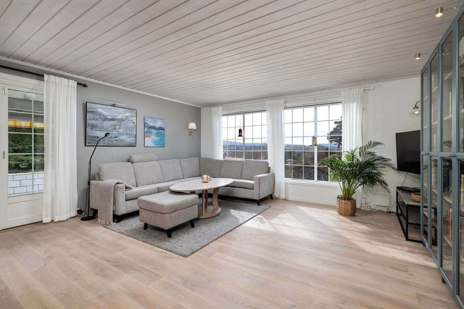 En tofløyet terrassedør i tre med isolerglass fra byggeåret åpner opp mot uteplassen. Galleribilde
