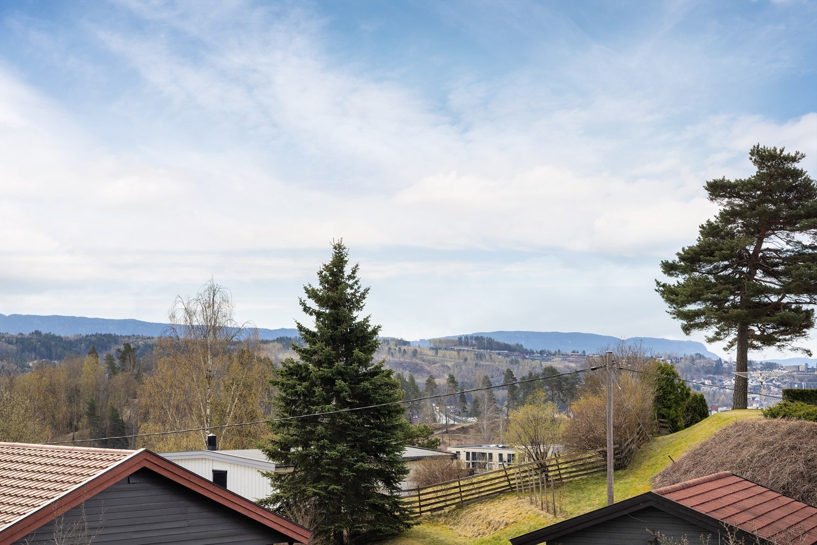 Fra eiendommen er det utsikt over nærområdet. Galleribilde