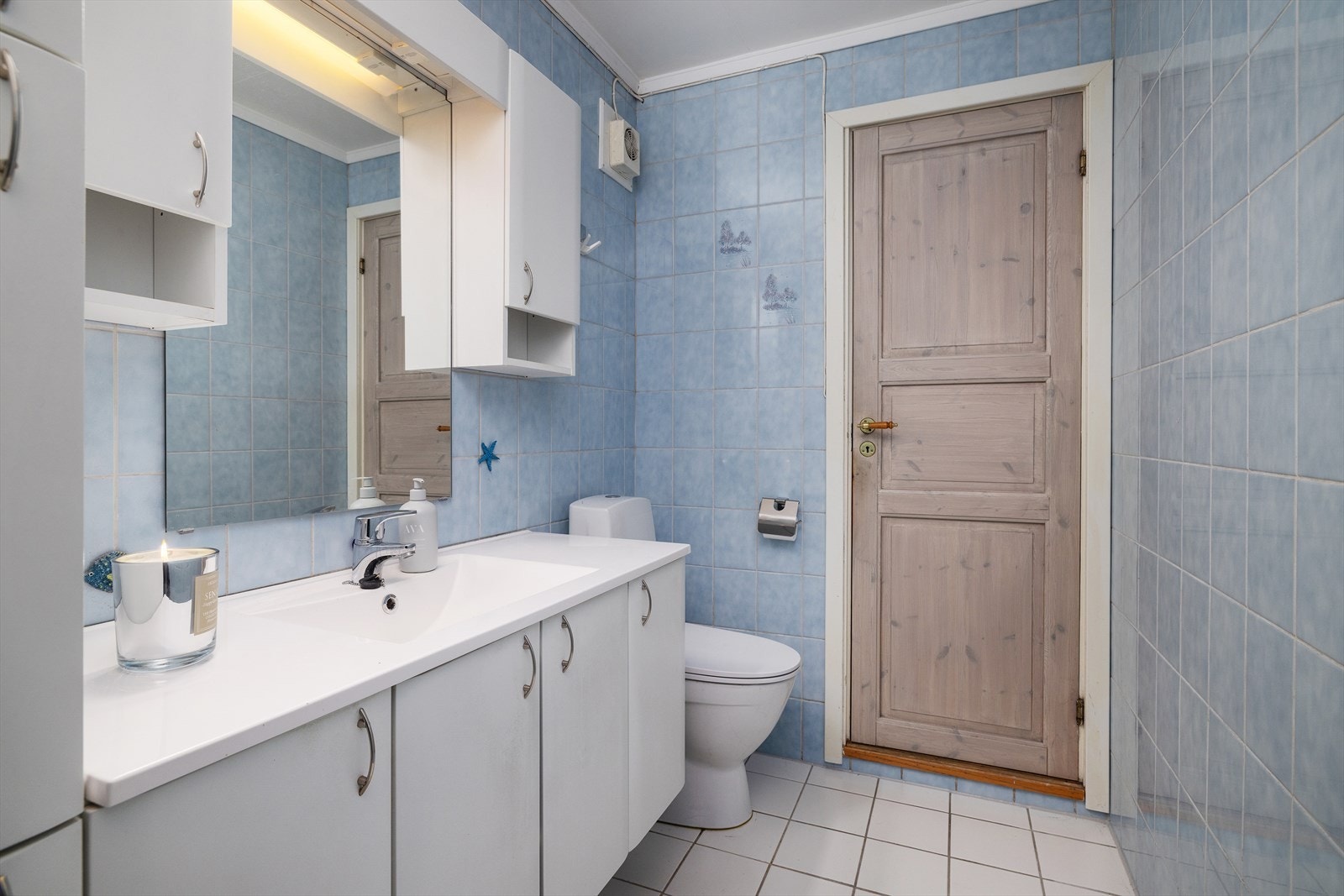 Badet i underetasjen er fra byggeåret og har flislagte overflater og elektrisk gulvvarme. Galleribilde