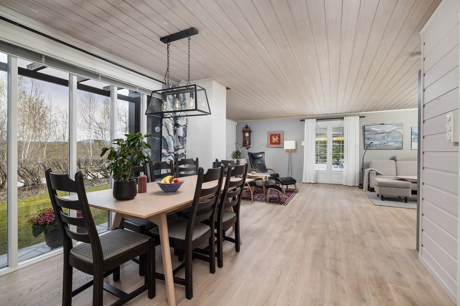 Fra spiseplassen er det utsikt mot hagen og direkte tilgang til den overbygde delen av terrassen. Galleribilde