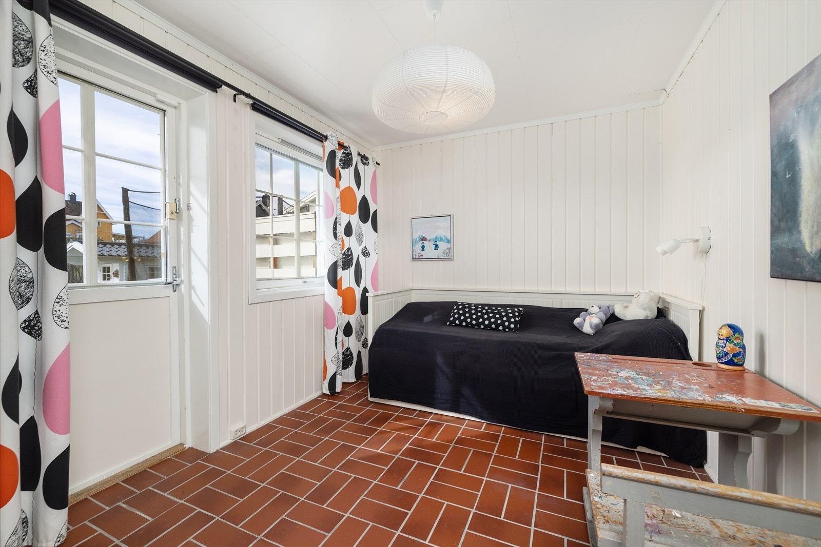 Fra dette soverommet er det direkte utgang til en terrasseplatting på ca. 9 m². Rommet har fliser og gulvvarme. Galleribilde