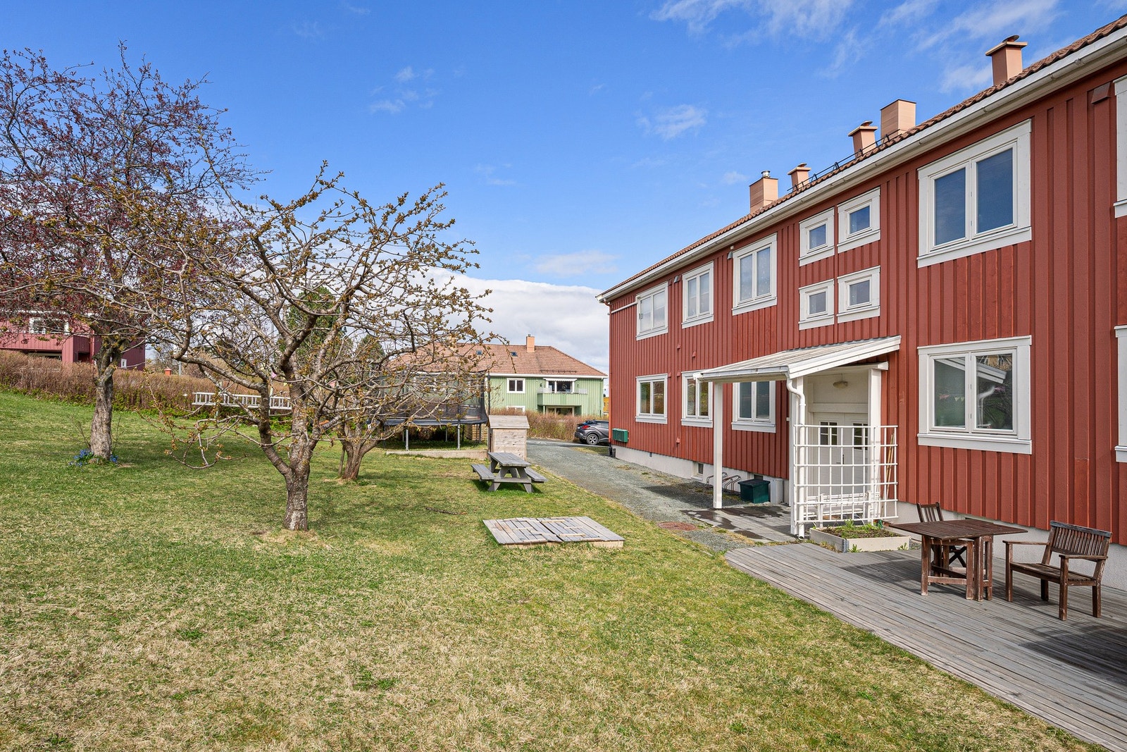 Drenering er fornyet, og murvegg mot grunn isolert i 2018. Skifte av ytterdør og hustelefon ble utført i 2023. Galleribilde