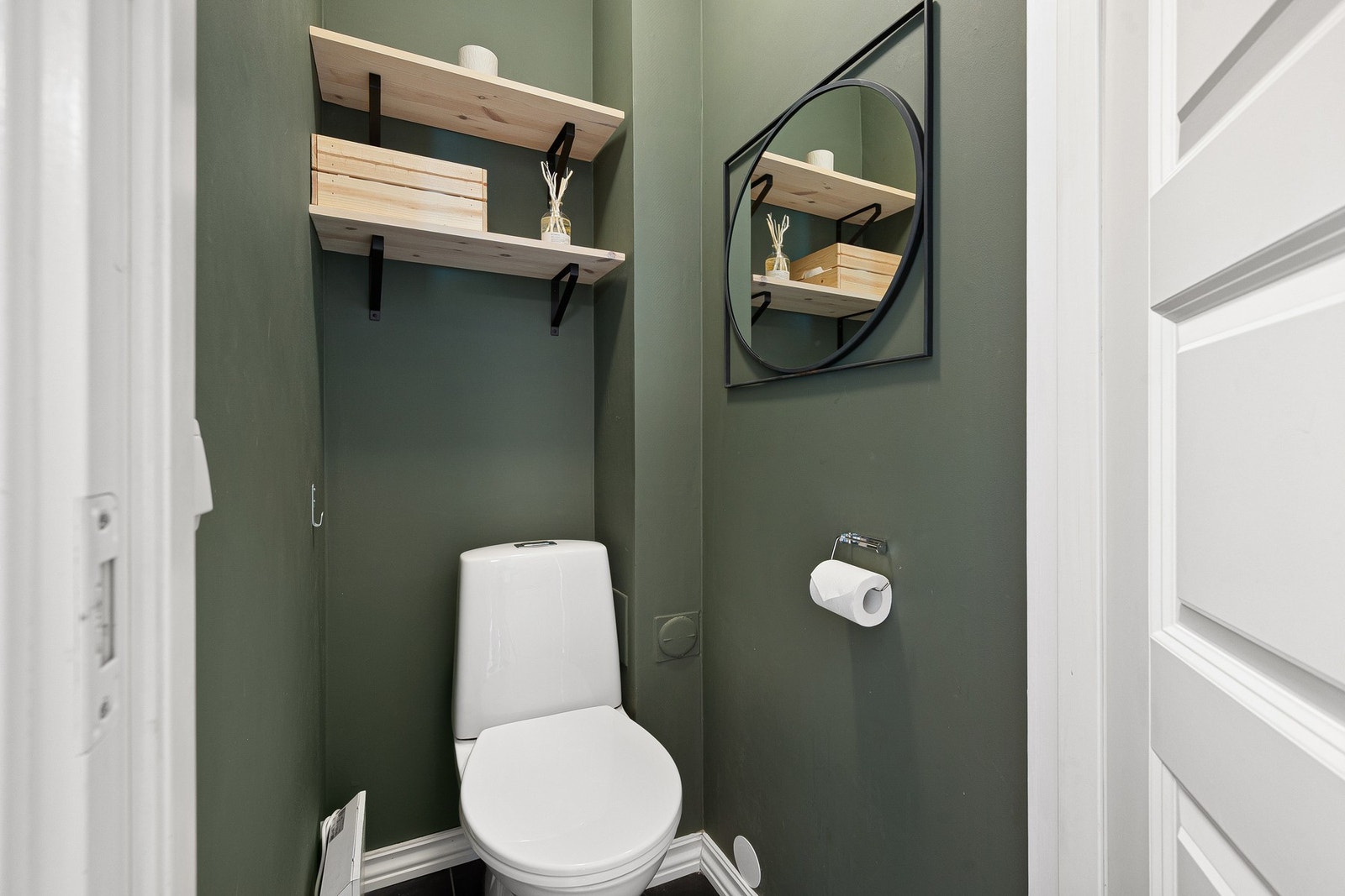 Praktisk med separat toalett. Dette ligger vegg-i-vegg med badet, og er sist pusset opp i 2017. Rommet er også malt i nyere tid. Galleribilde