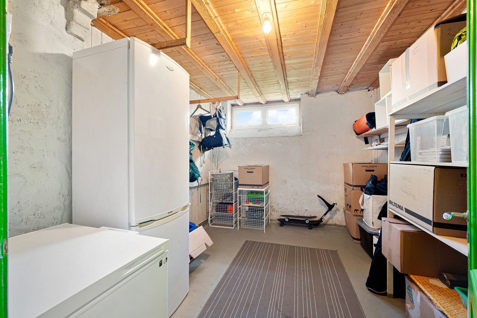 Leiligheten har tre eksterne boder, to store i kjelleren og en på loftet. Bodene i kjeller måler til sammen 24 kvm. Bod på loft har ikke måleverdig areal, pga. lav takhøyde. Elstikk i kjellerbod. Galleribilde