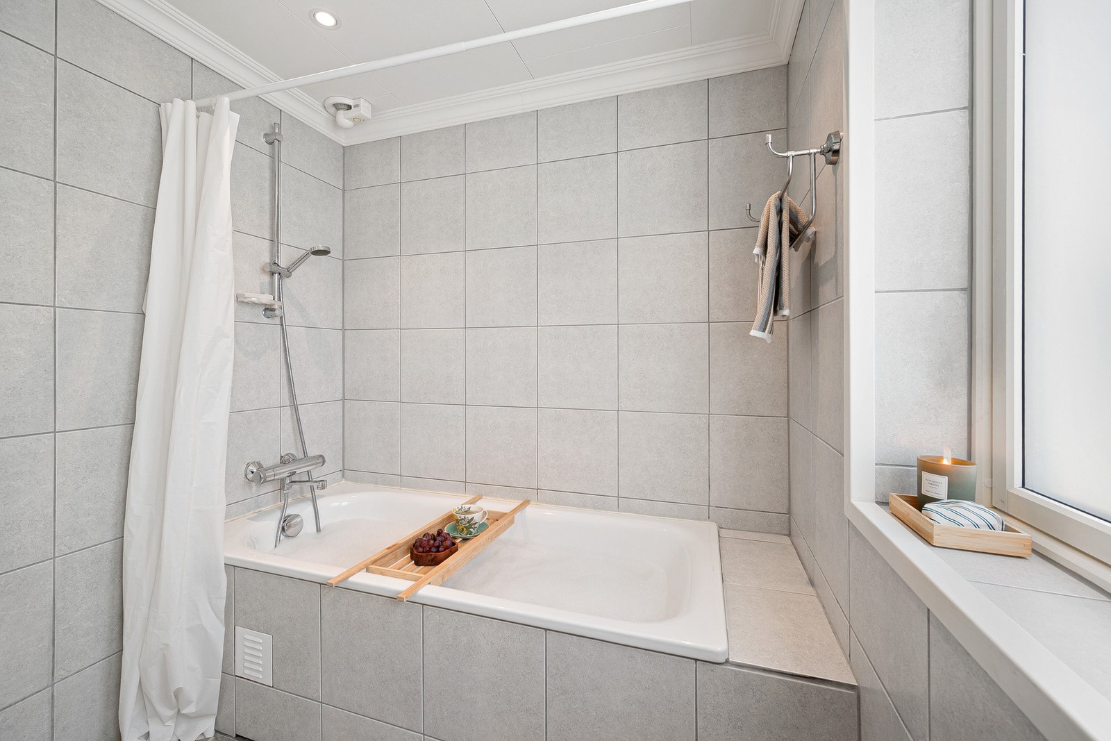 Herlig med badekar med dusjløsning på badet. Galleribilde