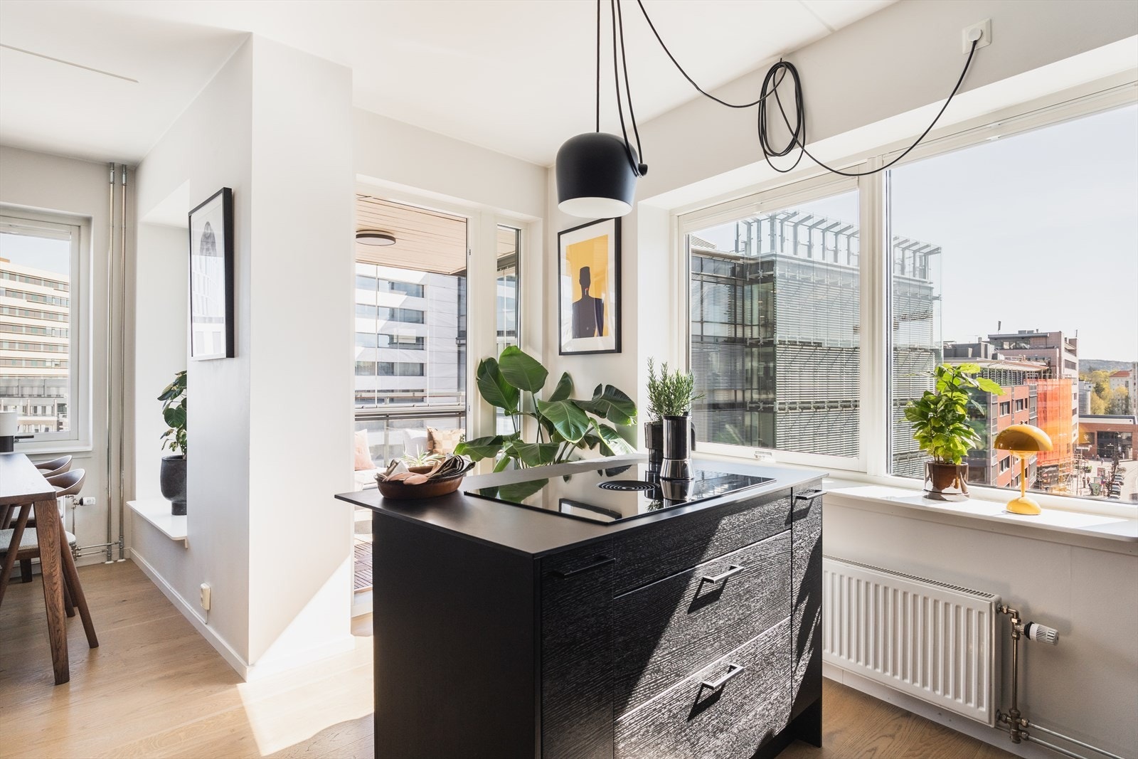 Det er oppvarming via fjernvarme og varmekabler på bad - selger opplyser å ha et årlig strømforbruk på ca. 3 232 kWh Galleribilde