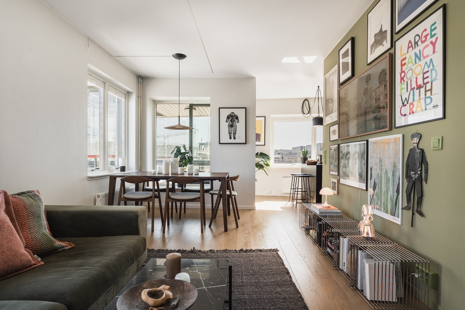 Leiligheten oppleves lys og luftig med store vindusflater som slipper inn rikelig med dagslys Galleribilde