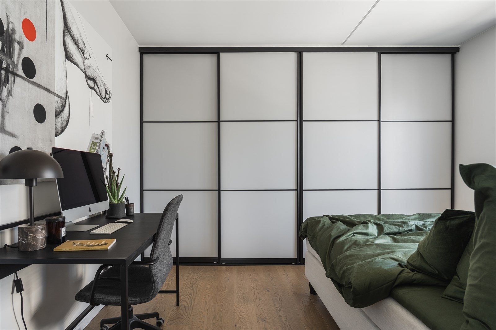 Soverommet er innredet med skyvedørsgarderobe for optimal oppbevaring Galleribilde
