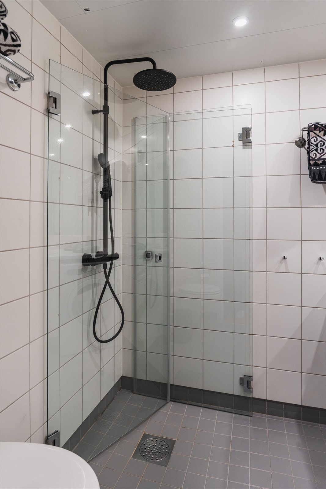 Bad er utstyrt med dusjhjørne, innfellbare dusjdører, opplegg for vaskemaskin, servant, servantskap, veggmontert wc, rørfordelingsskap og stoppekran Galleribilde