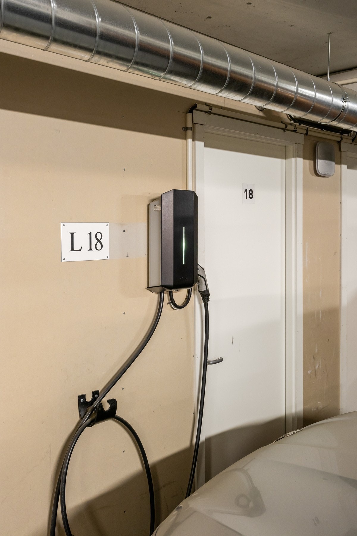 Det er etablert elbillader som medfølger salg. Det er også bod for oppbevaring i bakkant av parkeringsplassen. Galleribilde