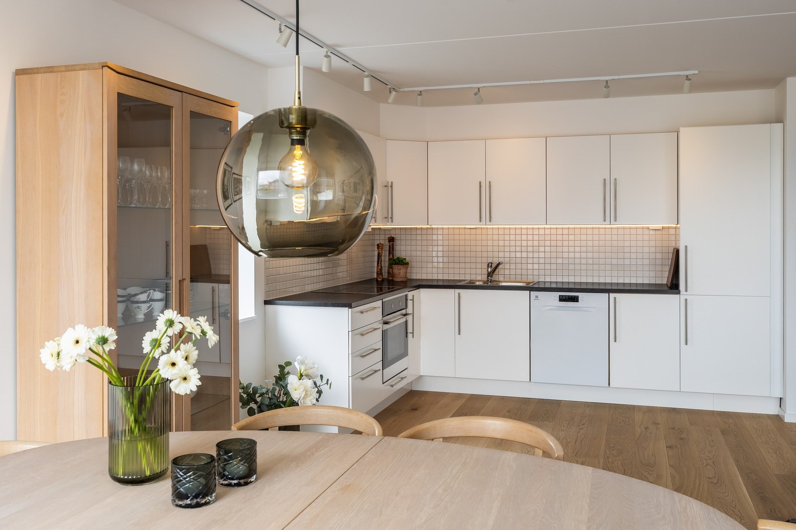 Moderne kjøkken med integrerte hvitevarer som følger handelen. Det er fliser over benkeplate for enklere rengjøring. Galleribilde