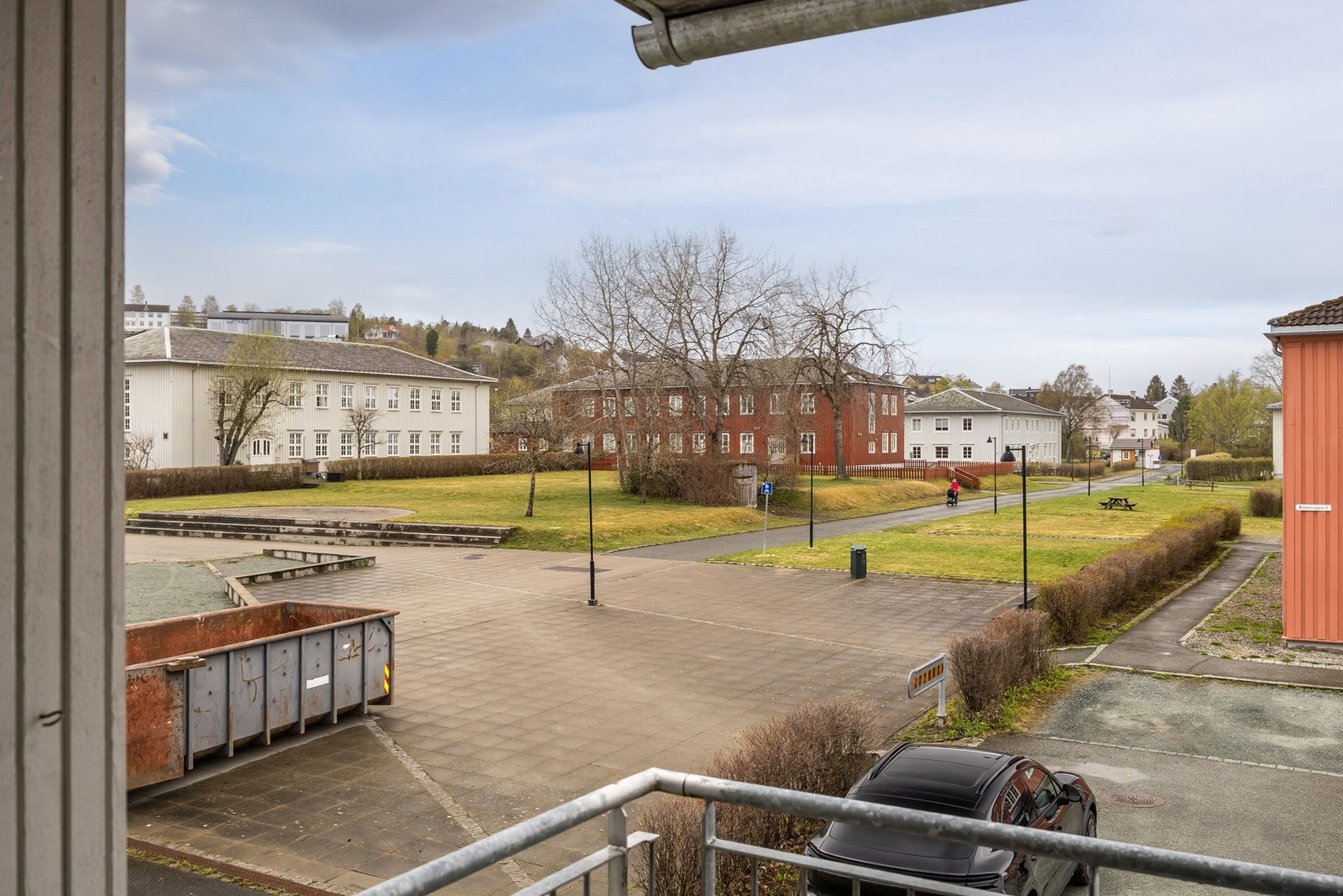 Balkongen har overbygg som skjermer mot vær og vind. Galleribilde