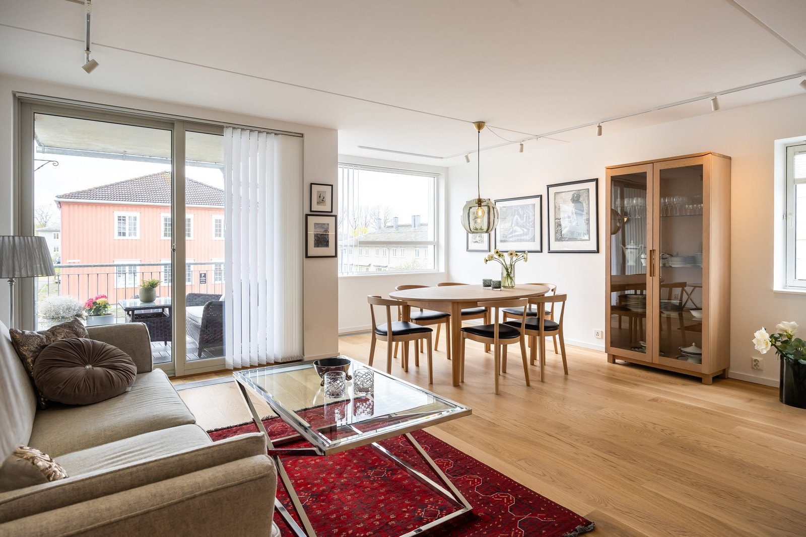 Stor stue med åpen kjøkkenløsning. Galleribilde