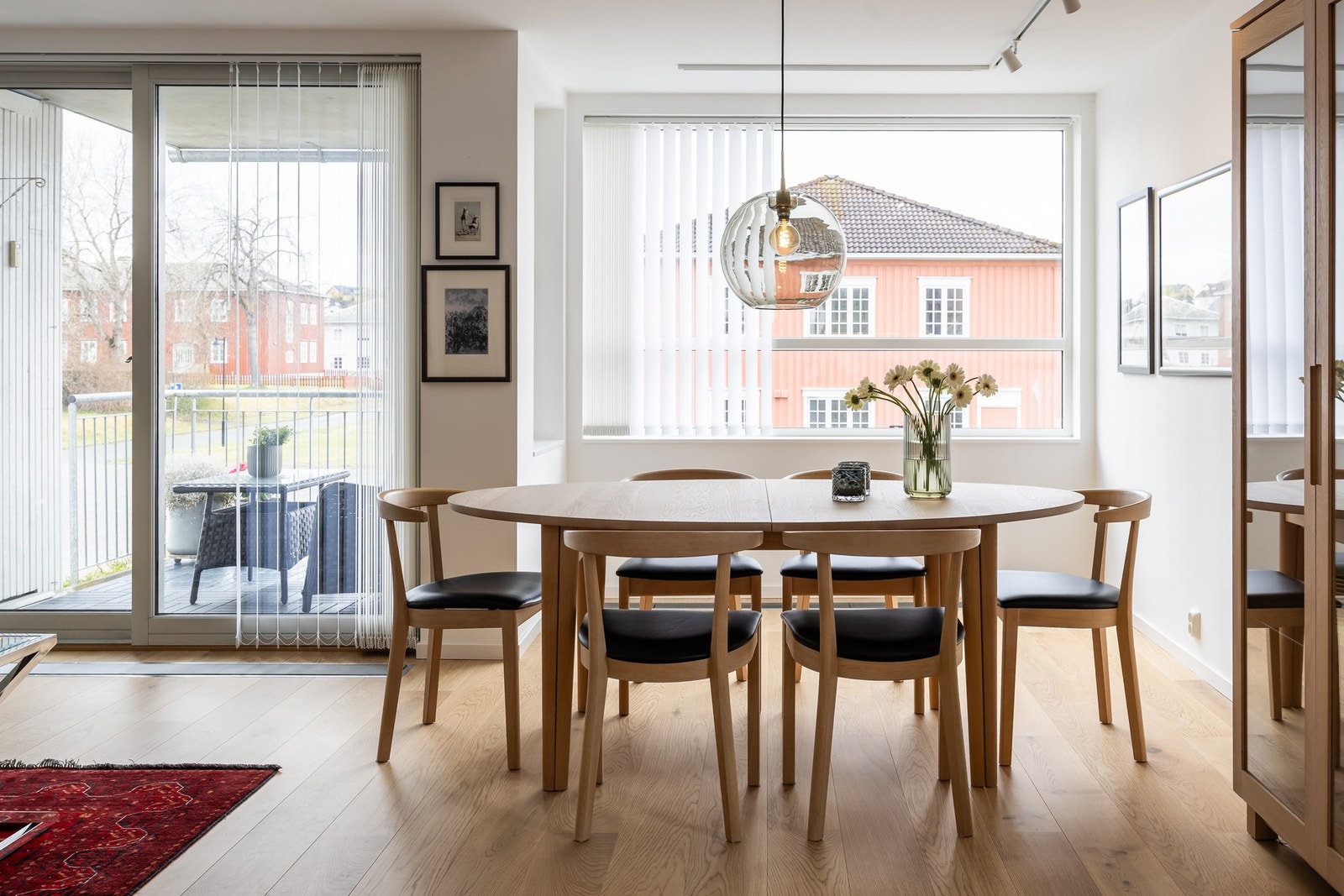 Leiligheten har endebeliggenhet med store vindusflater som strekker seg fra gulv til tak. Galleribilde