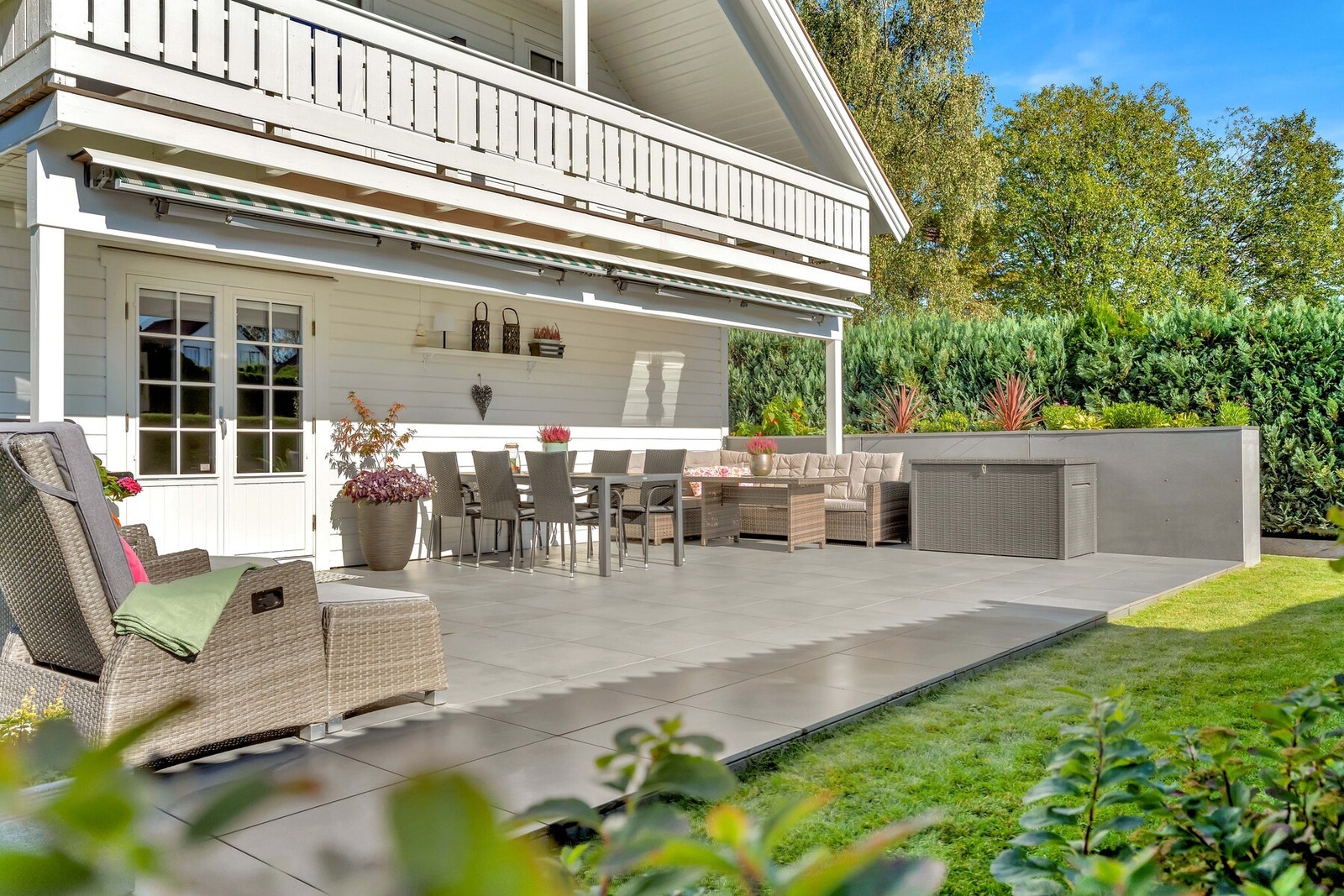 Her er det god plass til både spisegruppe, lounge-møbler og grill, og det er lett å se for seg lange sommerdager med sol, latter og gode måltider utendørs. Galleribilde