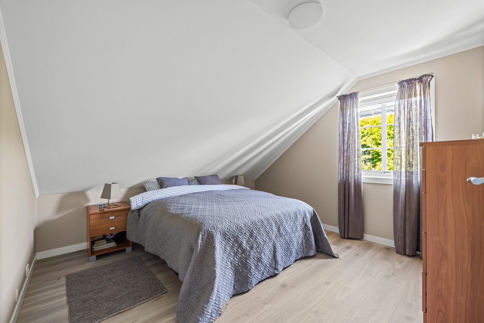 Alle rommene er av gode størrelser, noe som gir fleksible løsninger for familien enten det er behov for barnerom, gjesterom eller hjemmekontor. Galleribilde