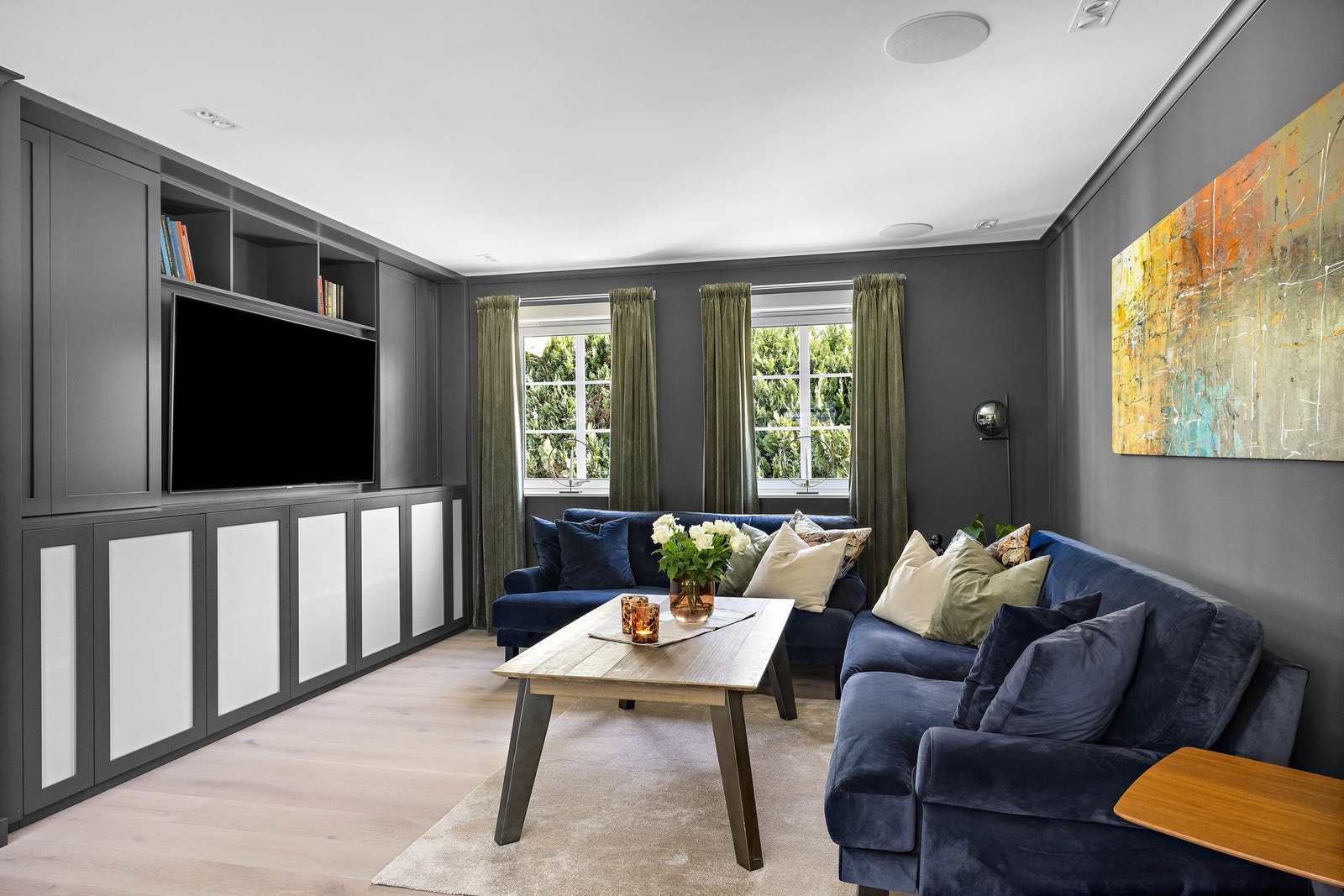 I stuen er det rom for en stor TV og sofagruppe slik at hele familien kan samles til hyggelige filmkvelder! Galleribilde