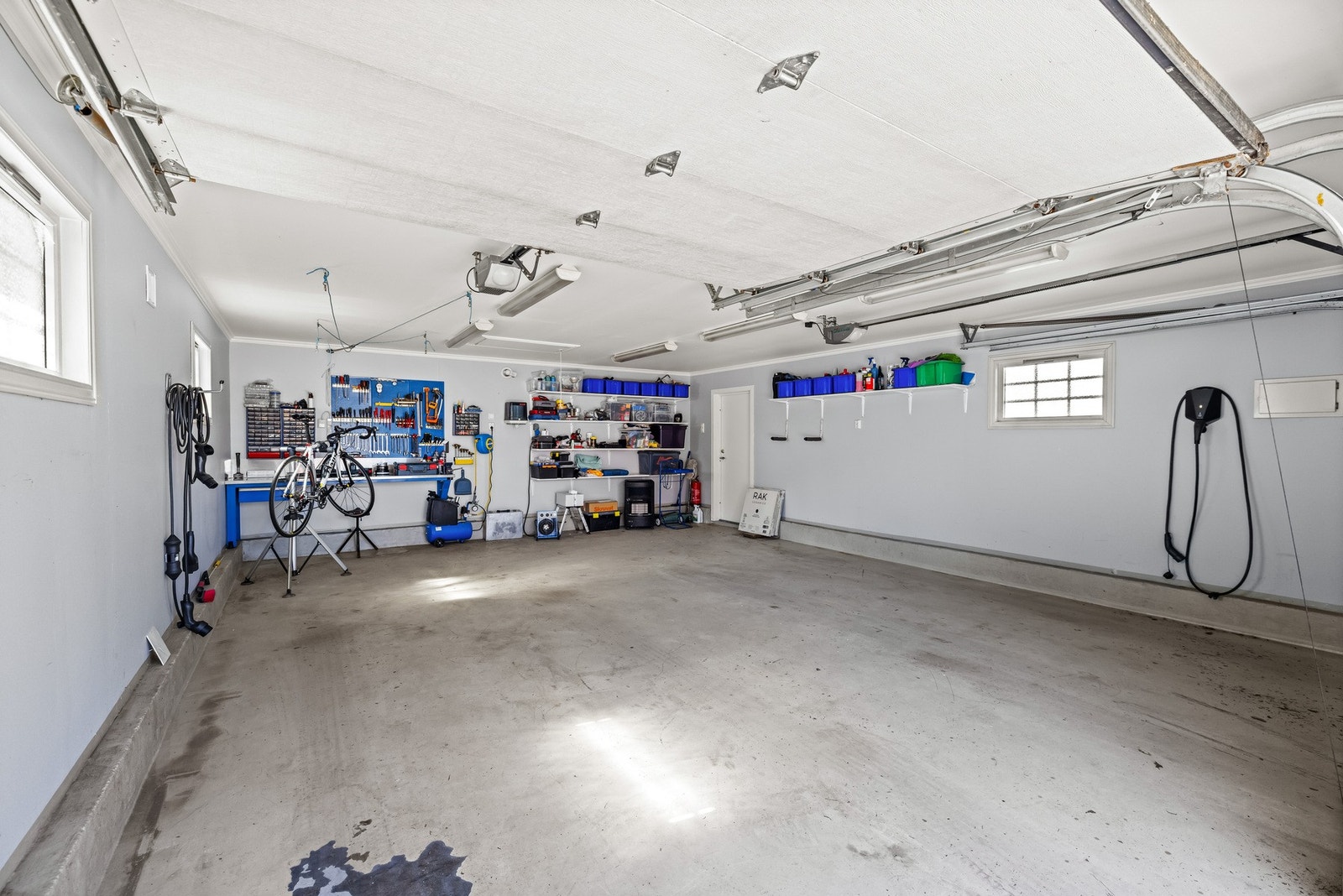 Garasjen er utstyrt med to leddporter med automatisk åpner, egen inngangsdør og gode lagringsmuligheter både på loft og innvendig, en praktisk og romslig løsning i hverdagen. Galleribilde