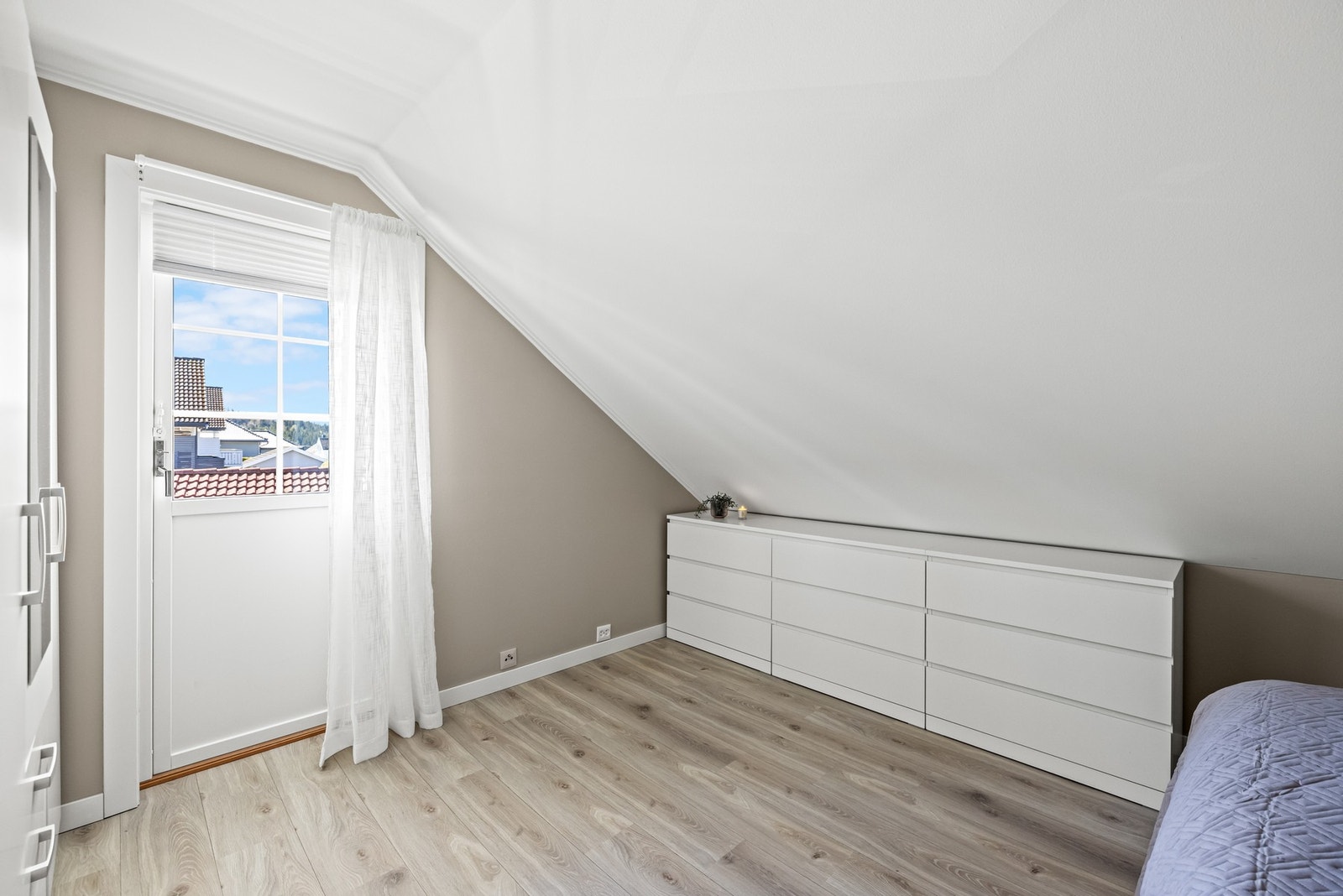 Fra ett av soverommene er det også utgang til en balkong på ca. 10 m². Galleribilde