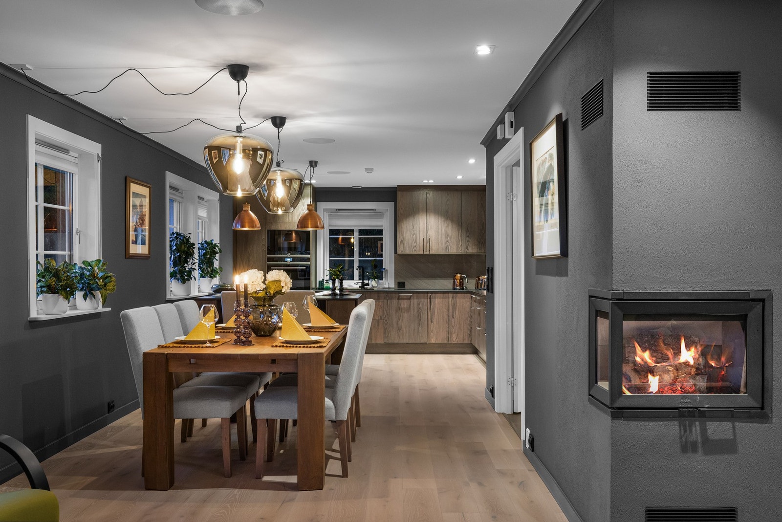 Mens peisovnen blir et naturlig samlingspunkt som sprer både varme og hygge. Galleribilde