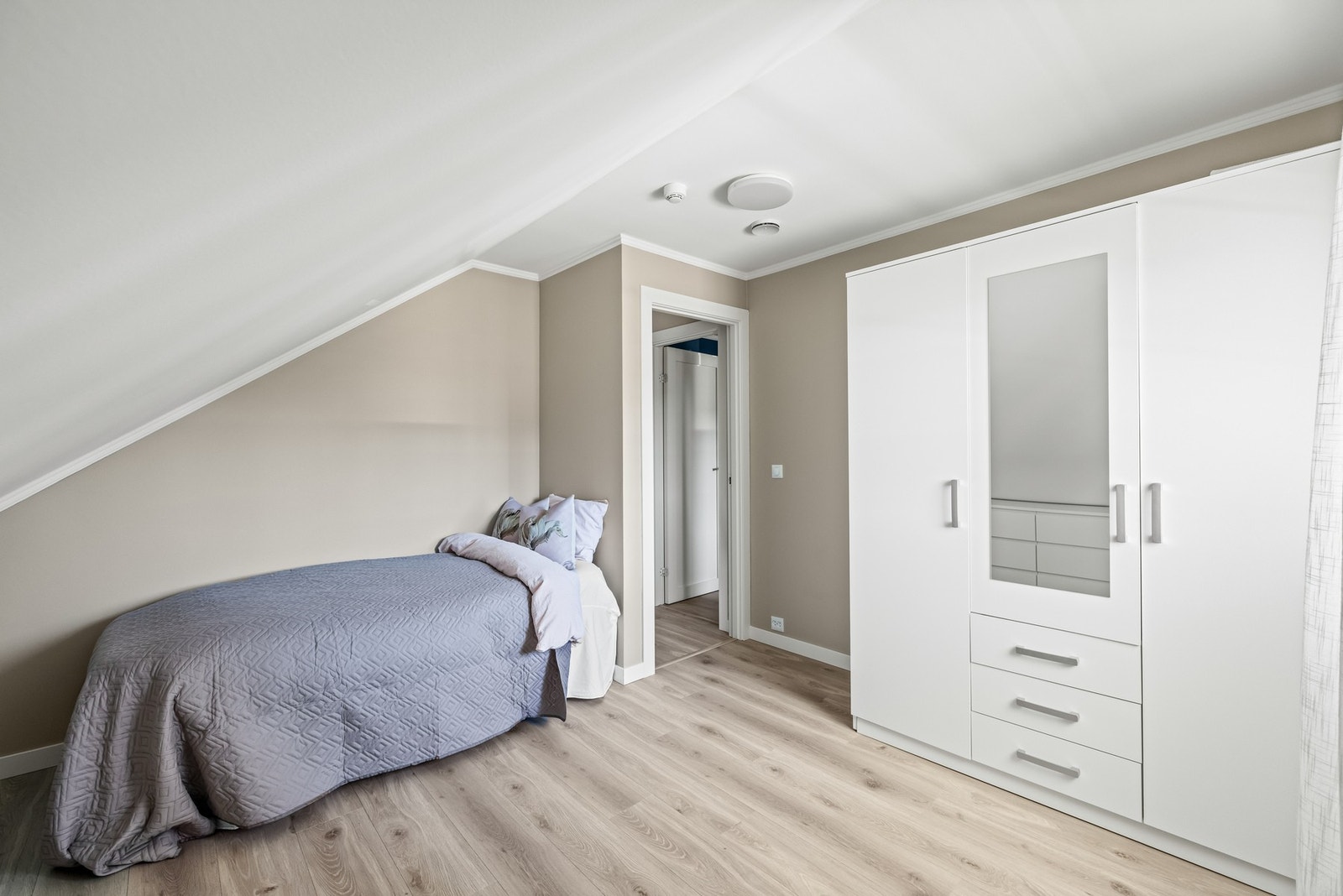 Her er det plass til både dobbeltseng, nattbord og garderobeløsninger, og rommenes utforming gjør det enkelt å tilpasse etter behov. Galleribilde