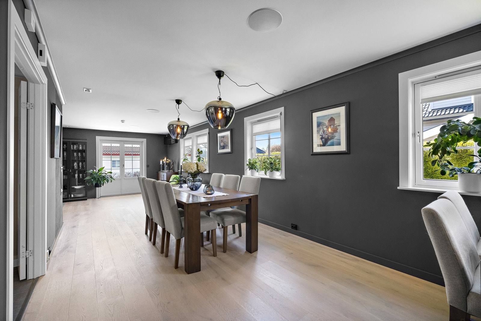 God plass til en stor spiseplass hvor familie og venner kan samles rundt bordet, enten det er hverdagsmiddager eller lange, hyggelige middagsselskaper. Galleribilde