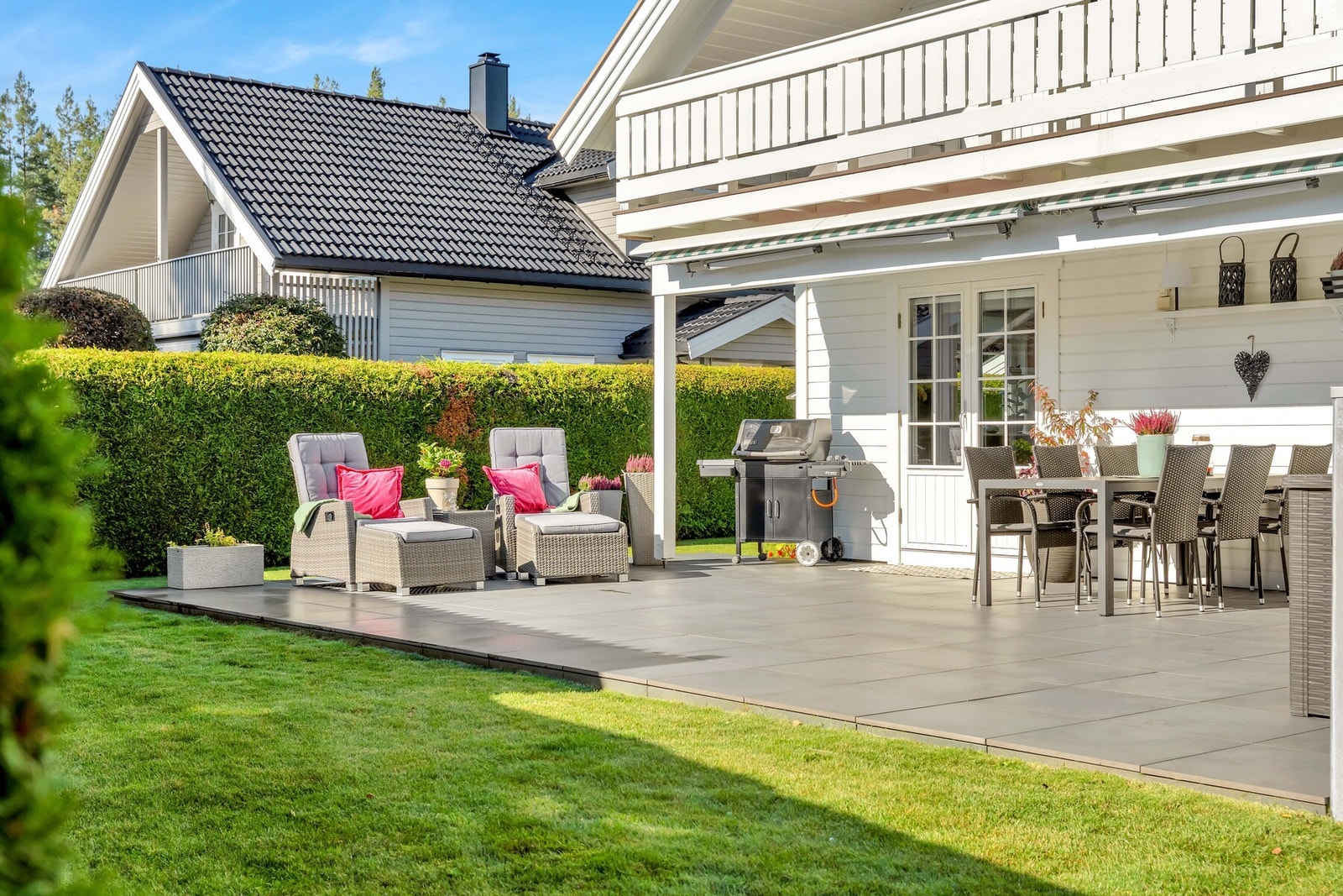 Terrassen er opparbeidet med steinfliser på justerbare klosser, og har direkte tilgang til hage med plen. Galleribilde
