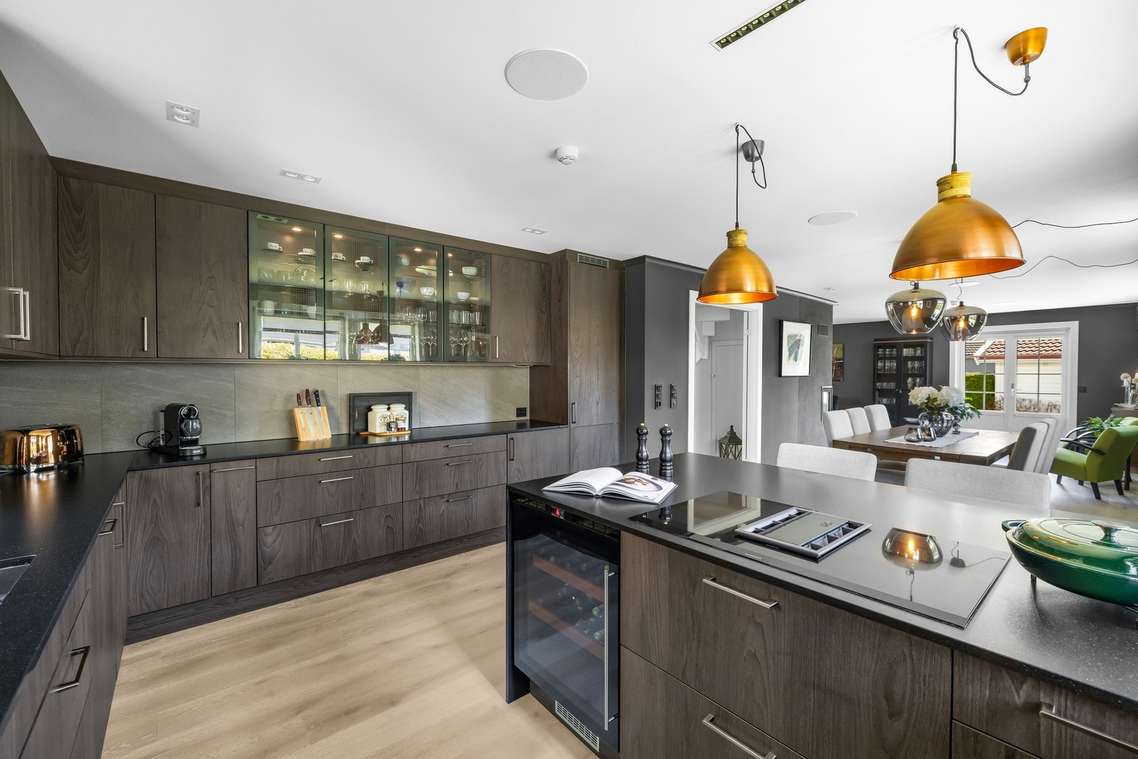 Kjøkkenøyen er perfekt for raske frokoster, lekser eller hyggelig selskap mens middagen tilberedes. Galleribilde