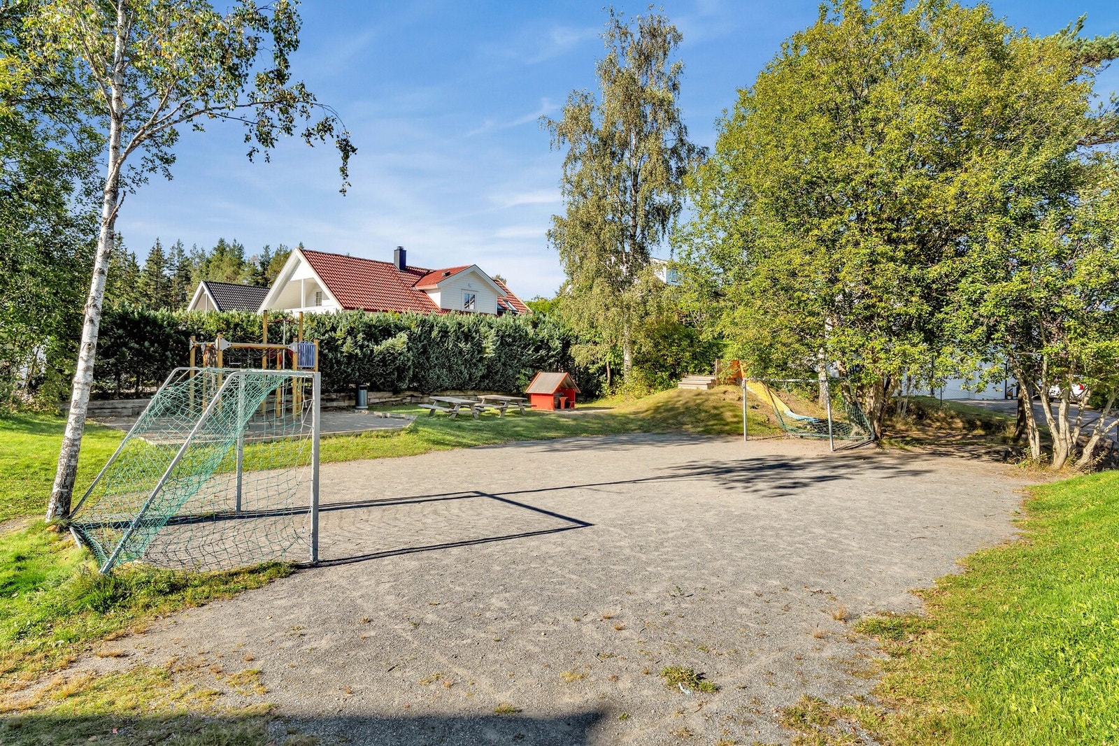 Om ikke den hyggelige uteplassen holder, så er naboeiendommen en flott felles lekeplass og park som de aller minste vil elske! Galleribilde