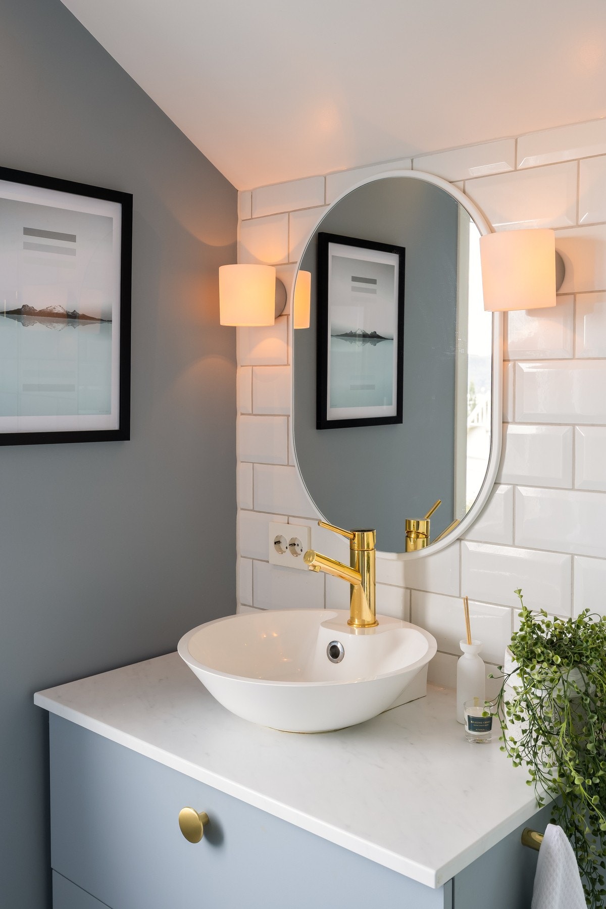 Badet har fliser på gulv og delvis flislagte vegger. Galleribilde