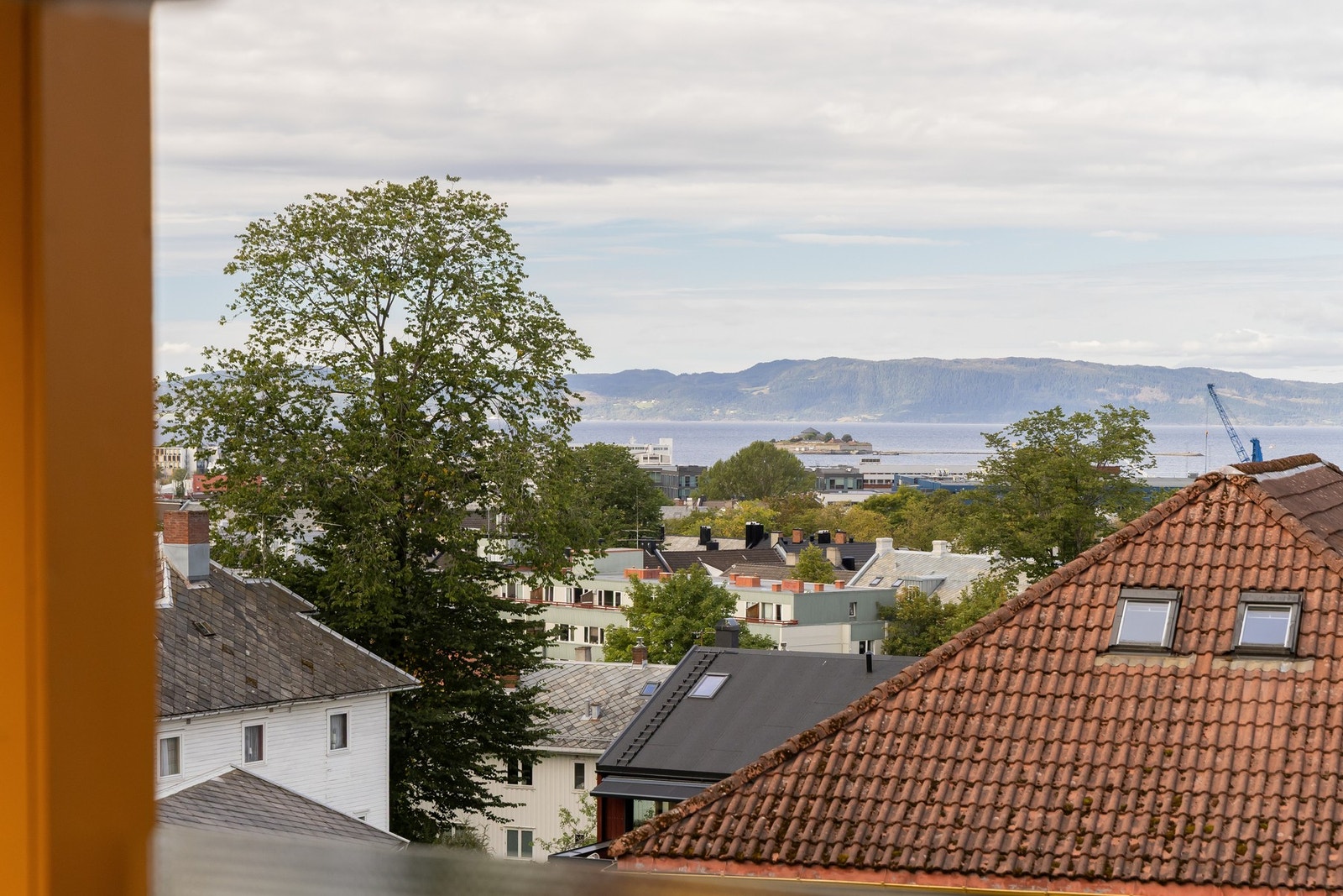 Fra hovedsoverommet har man fransk balkong og nydelig utsikt mot Munkholmen. Galleribilde