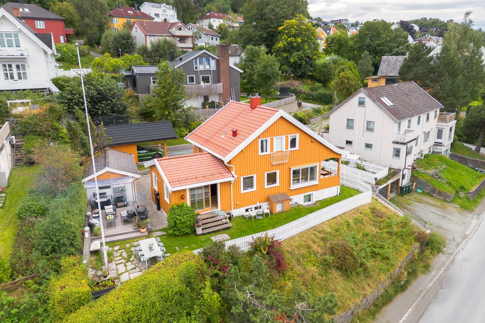 Eiendommen ligger høyt og fint til, med flotte solforhold og nydelig utsikt mot Trondheimsfjorden. Galleribilde