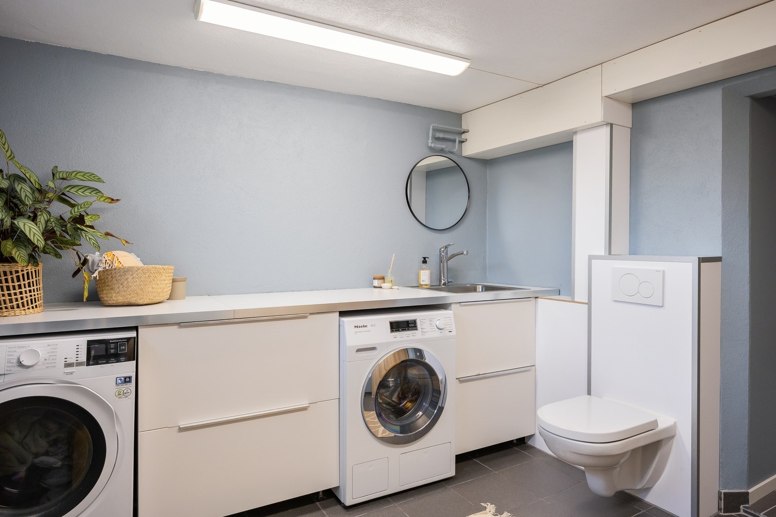 Romslig bad/vaskerom på 9,5m² i kjeller. Oppgradert i 2015. Galleribilde